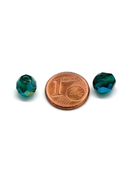 Perle 8mm a facette en verre de couleur vert émeraude irisé avec reflet
