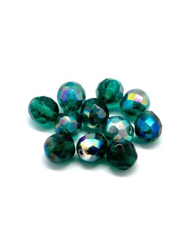 Perle de couleur vert émeraude irisé avec reflet, à facette