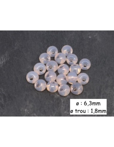Perle ronde 6mm, trou décentré rose pâle translucide