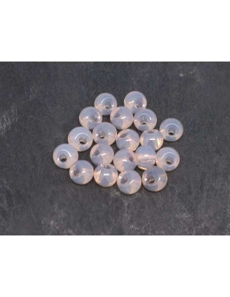 Perle ronde 6mm en verre, trou décentré rose pâle translucide