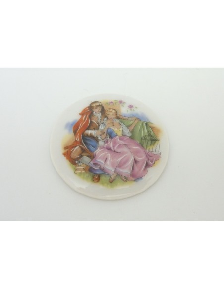 Cabochon rond blanc en porcelaine style vintage scène de romantisme