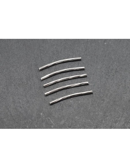 Fine perle tube incurvé en métal argenté travaillé pour création bracelet d'amitié