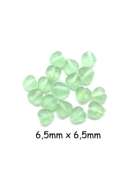 Perle coeur en verre de couleur vert clair givré