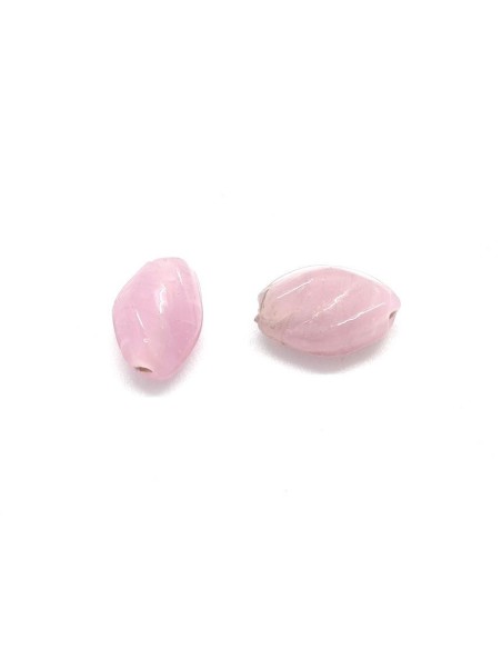 Perle olive torsadé en verre rose clair Perle olive torsadé en verre rose clair