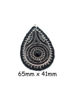 Pendentif travaillé ethnique, broderie et cabochon noir