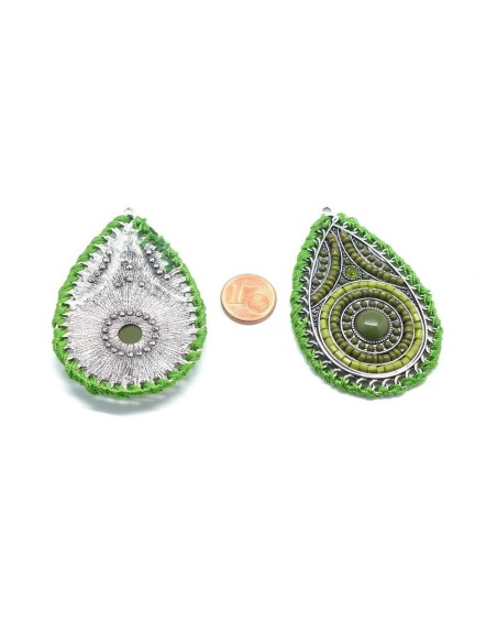 Pendentif ethnique goutte en métal argenté, perle de rocaille et cabochon vert pas cher