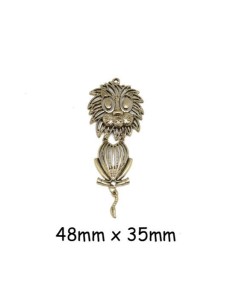 Pendentif lion doré pâle en métal travaillé pas cher