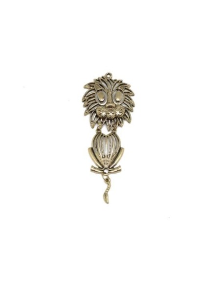 Pendentif lion doré pâle en métal travaillé style ethnique vintage