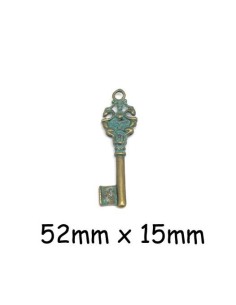 Pendentif clé vert bronze en métal patiné