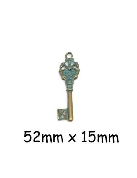 Pendentif clé vert bronze en métal patiné