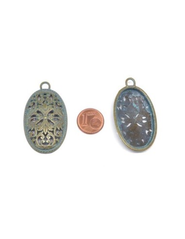 Pendentif ovale vert de gris patiné en métal style baroque
