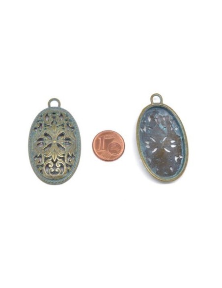 Pendentif ovale vert de gris patiné en métal style baroque