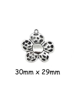 Pendentif fleur en métal argenté martelé
