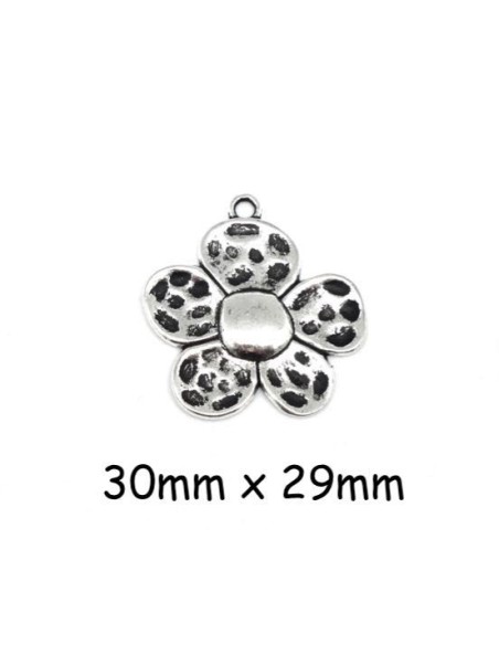 Pendentif fleur en métal argenté martelé
