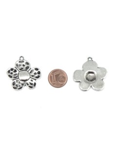 Pendentif fleur en métal argenté martelé 2