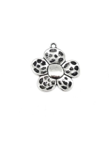 Charm fleur argenté pas chère en métal martelé