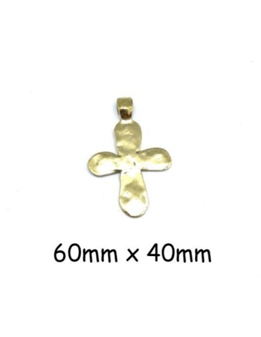 Grand pendentif croix doré pâle martelé en métal