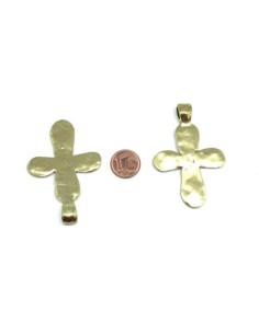 Grand pendentif croix doré pâle martelé en métal 2