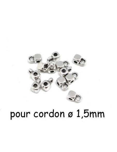 Mini bélière cube argenté en métal pour cordon cuir 1,5mm Mini bélière cube argenté en métal pour cordon cuir 1,5mm