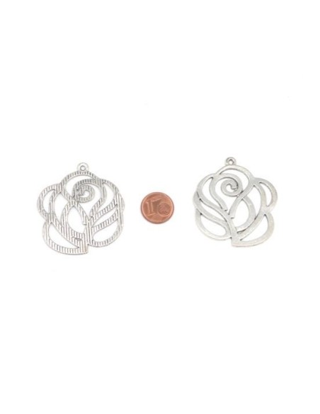 Pendentif camélia argenté en métal ajouré pas cher