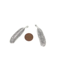 Breloque plume en métal argenté travaillé 2