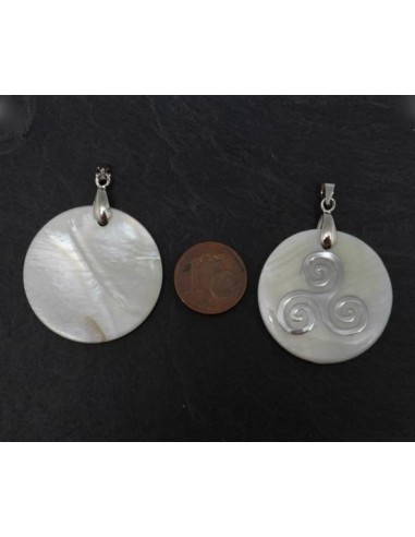 Breloque en nacre style celtique