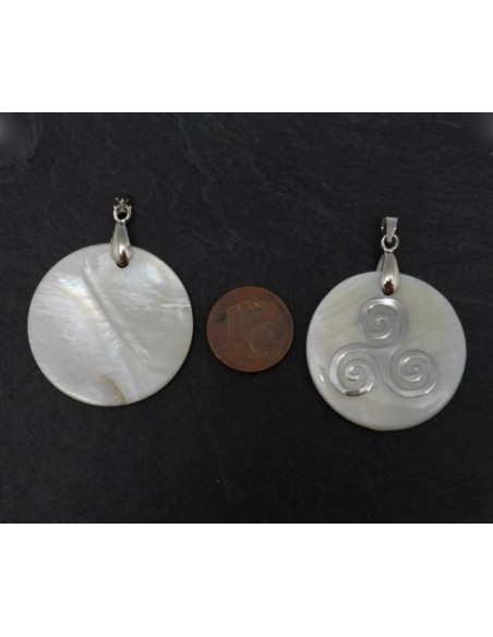 Breloque en nacre style celtique