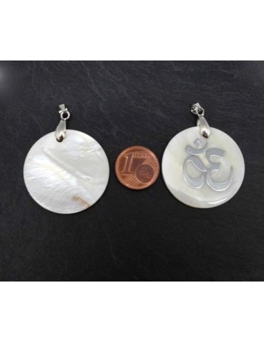 Breloque "Om" nacre et métal argenté 