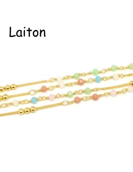 Chaîne fine en laiton doré avec perles pastel et billes dorées