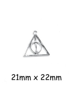 Pendentif triangle argenté ajouré forme géométrique 21mm x 22mm