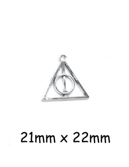 Pendentif triangle argenté ajouré forme géométrique 21mm x 22mm Pendentif triangle argenté ajouré forme géométrique 21mm x 22mm