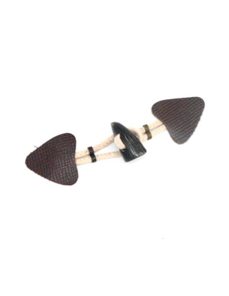 Bouton brandebourg marron et cordon beige pour manteau, veste