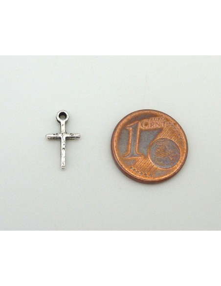 Petit pendentif, croix en métal argenté 13mm x 7mm