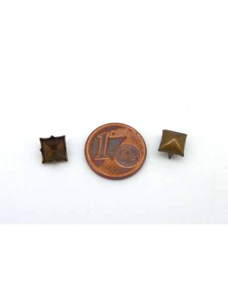 5 clous griffe pyramides en métal bronze foncé 6,7mm