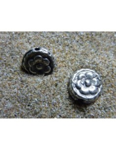 Perles ronde, pastille, disque gravé d'une fleur en métal...