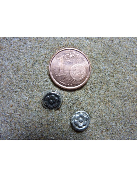 Perles ronde, pastille, disque gravé d'une fleur en métal argenté