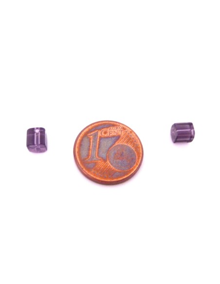 Perle cube de couleur violet en verre