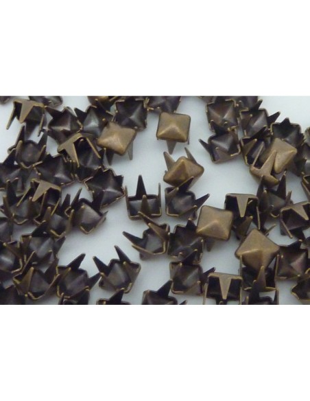 15 clous pyramides carré griffe 4mm en métal bronze