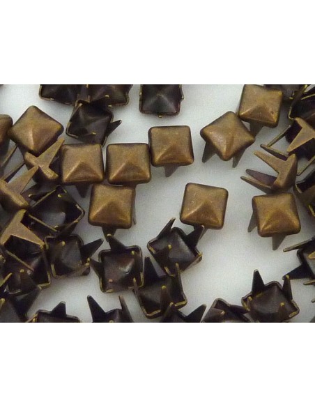 15 clous pyramides carré griffe 4mm en métal bronze