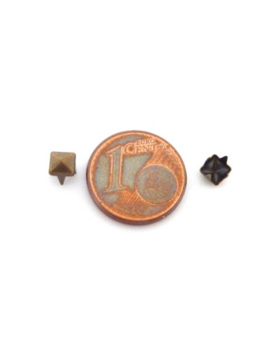 15 clous pyramides carré griffe 4mm en métal...
