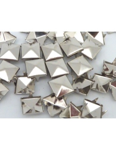 40 clous pyramides carré griffe 10mm en métal argenté