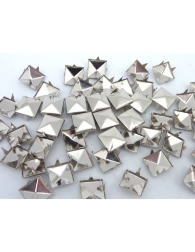 40 clous pyramides carré griffe 10mm en métal argenté