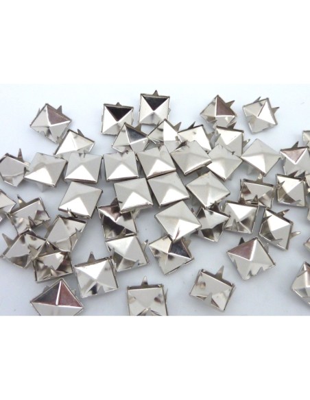 40 clous pyramides carré griffe 10mm en métal argenté