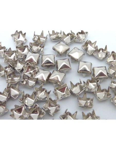 R-70 clous pyramides carré 5mm griffe en métal argenté
