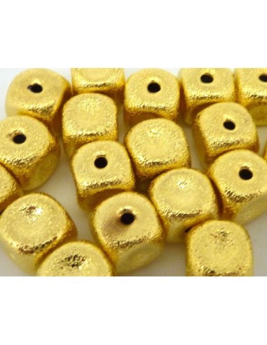 Perles brillantes cube en métal doré texturé 8mm