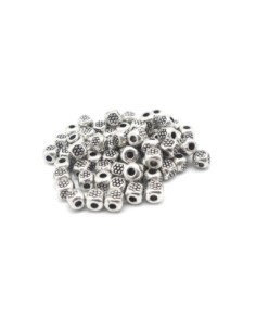 Perle ronde avec petite fleur gravé en métal argenté, fine 4,4mm