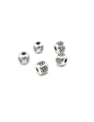 Petite perle cube arrondi gravé motif fleur