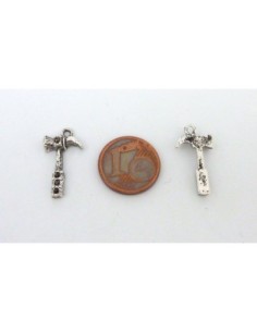 Breloque marteau en métal argenté 2