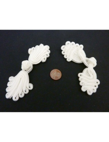 Bouton brandebourg travaillé de couleur ivoire pour robe de marié