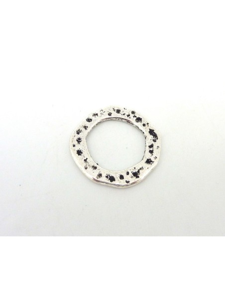 Anneau fermé argenté en métal martelé 30mm